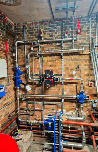 https://plumberleeming.com.au/uploads/2025/06/commercial-plumbing-923198.jpg